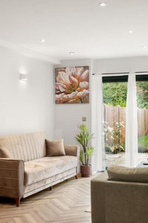 4 bed house near Gatwick Airport
